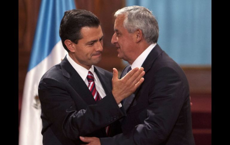 El Presidente electo de México, Enrique Peña Nieto, abraza al mandatario guatemalteco, Otto Pérez Molina . ARCHIVO /