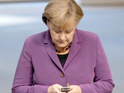 La canciller alemana Angela Merkel utilizando su teléfono. EFE /