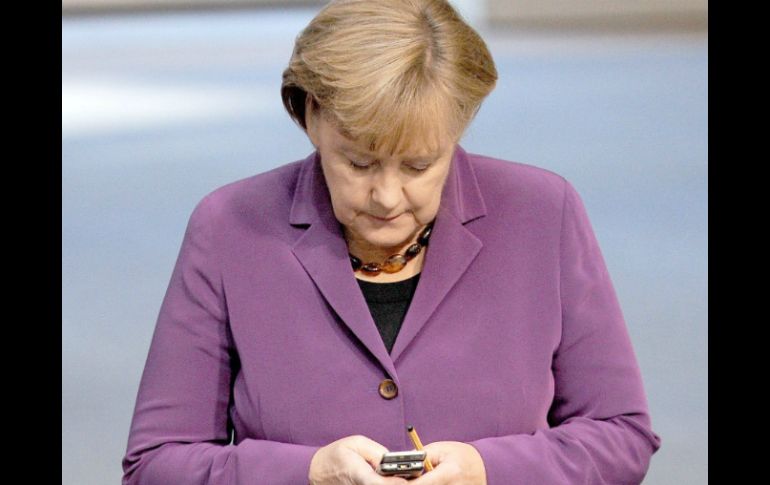 La canciller alemana Angela Merkel utilizando su teléfono. EFE /