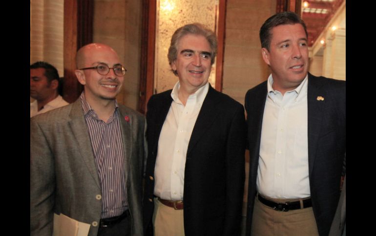 El presidente del Conaculta (c), Jorge Volpi (i) y Miguel Márquez, durante la clausura del Cervantino. NTX /