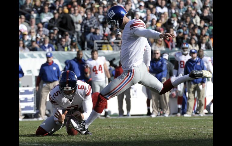 Josh Brown (D) convirtió la mayor cantidad de goles de campo en su carrera, para darle el segundo triunfo a los Gigantes. AP /