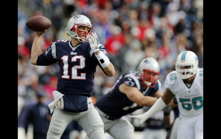 Tom Brady tuvo una gris actuación, pero hizo lo suficiente para darle la victoria a su equipo. AP /