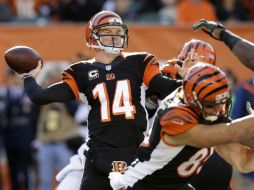 Andy Dalton (14) tuvo una de las mejores actuaciones de su carrera lanzando cinco pases de anotación. AP /