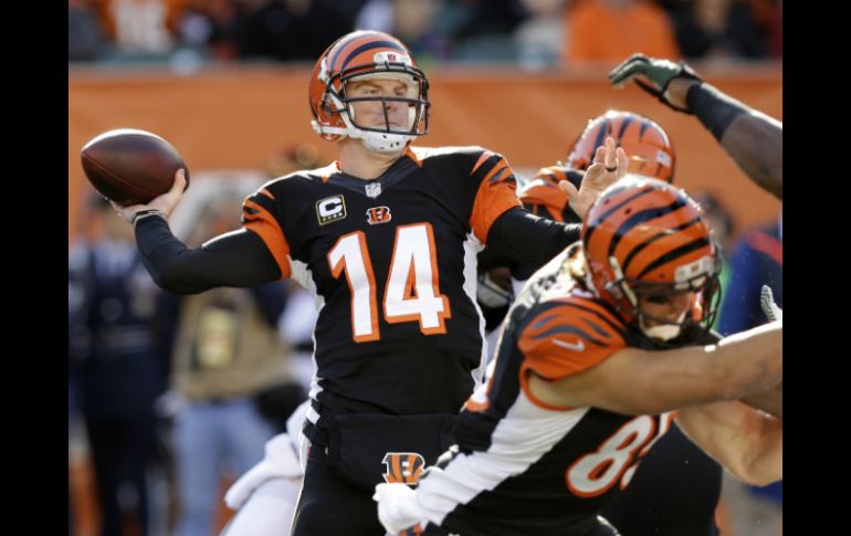 Andy Dalton (14) tuvo una de las mejores actuaciones de su carrera lanzando cinco pases de anotación. AP /