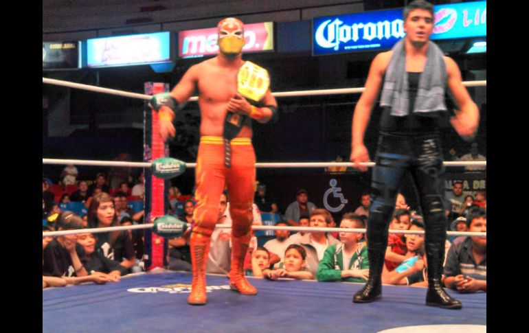 Ambos luchadores deseaban el triunfo, pero ''Fuego'' se lo llevó luego de una entretenida función.  /