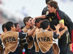 Futbolistas mexicanos celebran el primer gol de la escuadra. AFP /