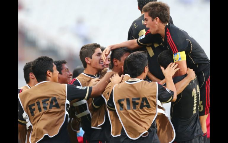 Futbolistas mexicanos celebran el primer gol de la escuadra. AFP /