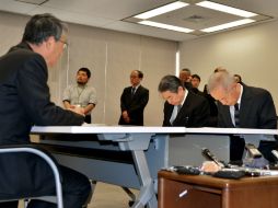 El directivo de TEPCO Naomi Hirose y su vicepresidente (D) se reunieron con Shunichi Tanaka, líder de la NRA . AFP /