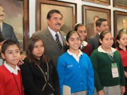 El alcalde Ramiro Hernández junto a los niños del cabildo infantil.  /