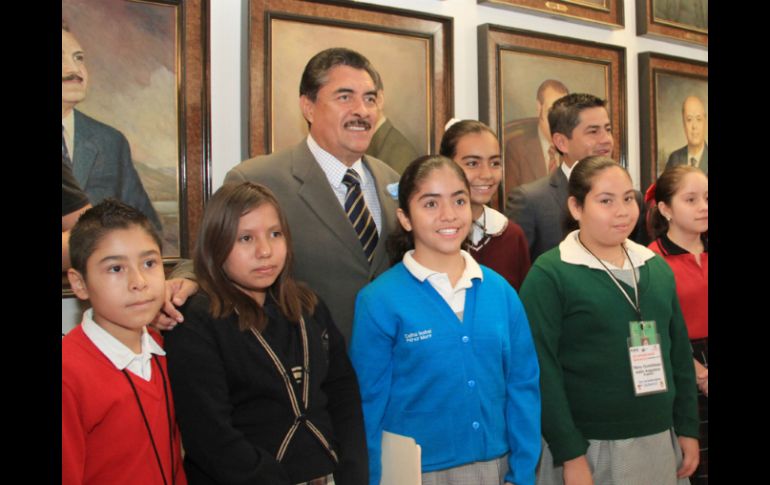 El alcalde Ramiro Hernández junto a los niños del cabildo infantil.  /