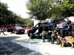 La Policía de Guadalajara exhibió a los vecinos del lugar sus capacidades de reacción.  /