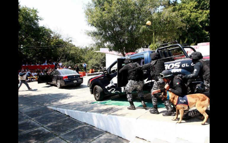 La Policía de Guadalajara exhibió a los vecinos del lugar sus capacidades de reacción.  /