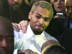 Chris Brown luego de salir libre de la corte. AP /