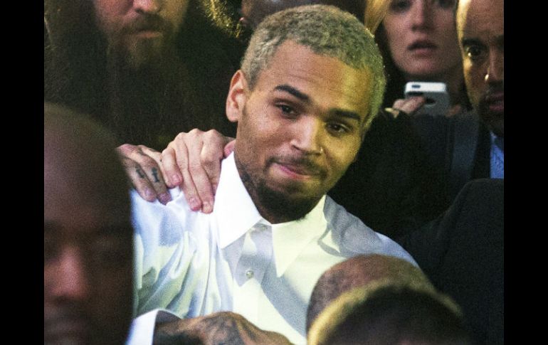 Chris Brown luego de salir libre de la corte. AP /