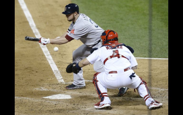 Jon Lester de los Medias Rojas batea ante el receptor Yadier Molina de los Cardenales de San Luis, durante el juego de la MLB. EFE /