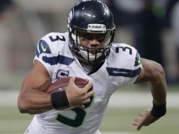 Russell Wilson, quarterback de los Halcones Marinos durante el partido. AP /