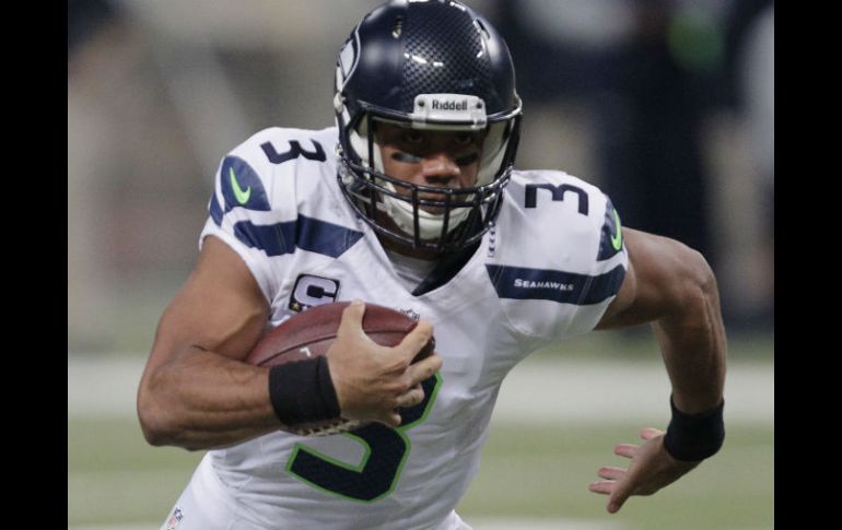 Russell Wilson, quarterback de los Halcones Marinos durante el partido. AP /