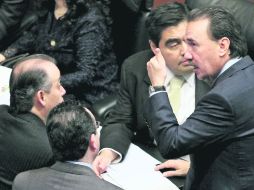 Los senadores Miguel Barbosa y Emilio Gamboa (derecha), en la sesión de ayer en la Cámara alta EFE /