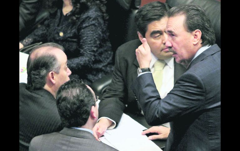 Los senadores Miguel Barbosa y Emilio Gamboa (derecha), en la sesión de ayer en la Cámara alta EFE /