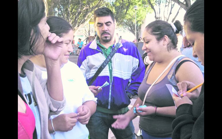 Los papás de los estudiantes 'cooperan' para pagarle a una profesora que no recibe sueldo de la Secretaría de Educación Jalisco.  /