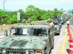 Un convoy de militares ingresa a la Entidad, ante la violencia que se desató el fin de semana. EFE /