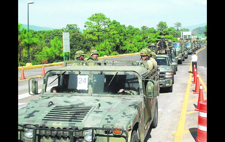 Un convoy de militares ingresa a la Entidad, ante la violencia que se desató el fin de semana. EFE /