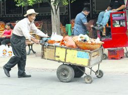 Carencias. Más de la mitad de los adultos mayores de 65 años sigue trabajando por necesidad.  /