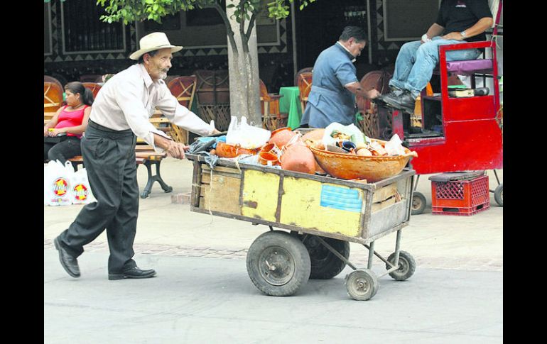 Carencias. Más de la mitad de los adultos mayores de 65 años sigue trabajando por necesidad.  /