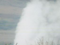 Imagen del chorro de combustible en la zona de Chulavista que ha ocasionado la movilización y el desalojo de habitantes. ESPECIAL /