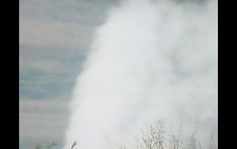 Imagen del chorro de combustible en la zona de Chulavista que ha ocasionado la movilización y el desalojo de habitantes. ESPECIAL /