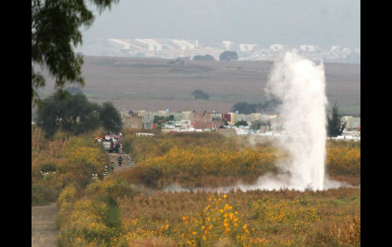 Vista de la fuga de gas de esta mañana cerca de los fraccionamientos de Chulavista y Lomas del Mirador. EFE /