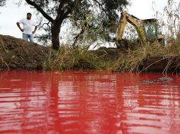 Al menos dos pipas, de 40 mil litros, se han llenado de combustible derramado por la fuga en el ducto de Pemex en Tlajomulco. EFE /