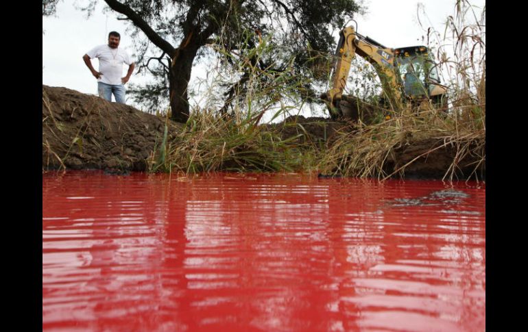 Al menos dos pipas, de 40 mil litros, se han llenado de combustible derramado por la fuga en el ducto de Pemex en Tlajomulco. EFE /