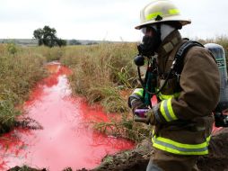 Pemex confirma la recuperación de 85 mil litros de hidrocarburo vertido al suelo, no aclara sobre el líquido que permanece en la zona. EFE /