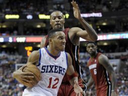 Evan Turner de 76ers pasa la pelota ante Rashard Lewis de Boston. AP /