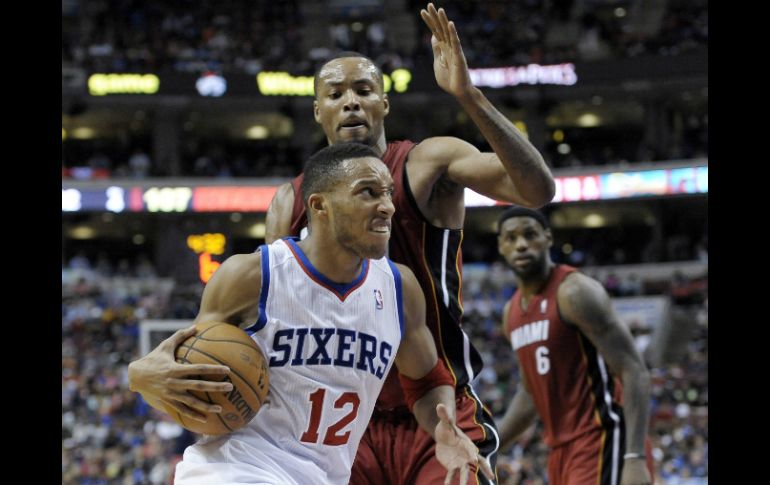 Evan Turner de 76ers pasa la pelota ante Rashard Lewis de Boston. AP /