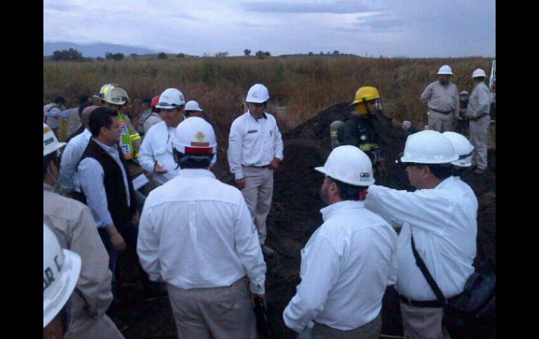 El mandatario visitó la zona afectada por la fuga de combustible. ESPECIAL /