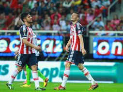 Aficionados de Chivas abuchearon a los jugadores luego del partido con Santos.  /