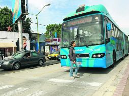 CALZADA INDEPENDENCIA. Camión del BRT que inició operaciones en 2009.  /