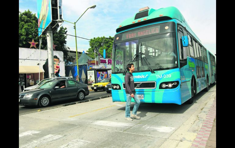 CALZADA INDEPENDENCIA. Camión del BRT que inició operaciones en 2009.  /