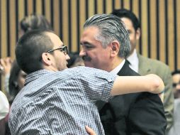 Momento emotivo, Leonardo Valdés, es felicitado por su hijo en la sede del NTX /