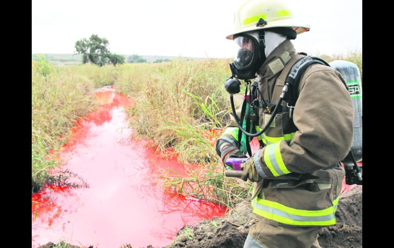 Se tiñe de rojo. Uno de los canales ubicado en la zona de la fuga cambió de color ante el derrame de gasolina. EFE /