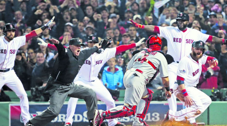 El Umpire Jim Joyce marca safe a Jhonny Gomes (der.) para la tercera carrera de Boston  /