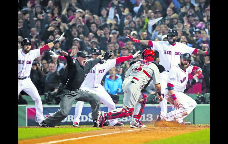 El Umpire Jim Joyce marca safe a Jhonny Gomes (der.) para la tercera carrera de Boston  /