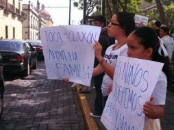 Los manifestantes se van a quedar hasta que el pleno del Congreso vote la iniciativa, en torno a las 13:30.  /