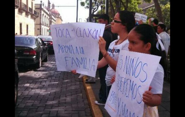 Los manifestantes se van a quedar hasta que el pleno del Congreso vote la iniciativa, en torno a las 13:30.  /