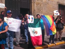 Al igual quue personas que se oponen, simpatizantes de la Ley de Libre Convivencia se manifiestan en el Congreso local.  /