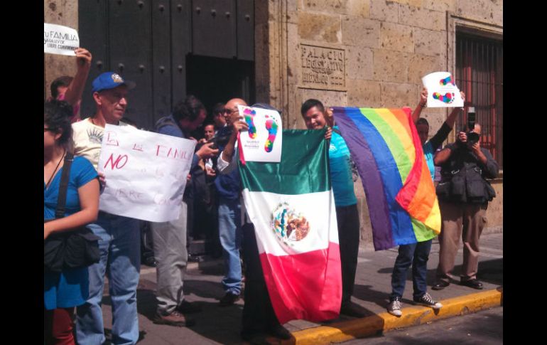 Al igual quue personas que se oponen, simpatizantes de la Ley de Libre Convivencia se manifiestan en el Congreso local.  /