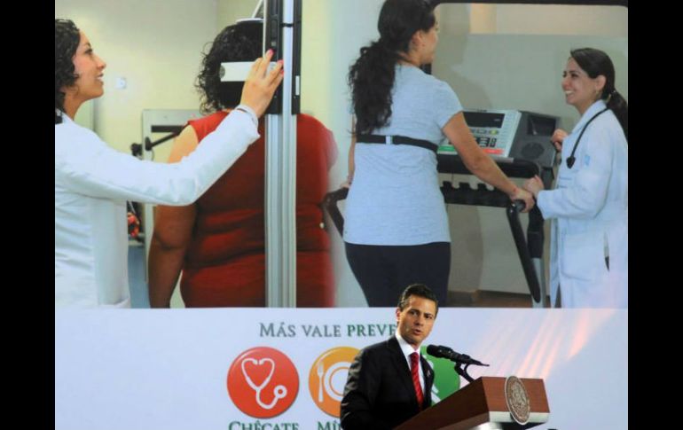 Peña Nieto encabezó el lanzamiento de la Estrategia Nacional para la Prevención y Control de Sobrepeso, la Obesidad y la Diabetes. ESPECIAL /