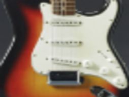 La guitarra fue olvidada en un avión privado por Dylan. AP /